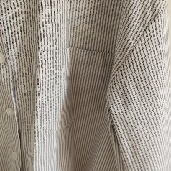 Chic Striped Button-Down Shirt - Perfect for Casual and Workwear Size M/L - Picture 5 of 9